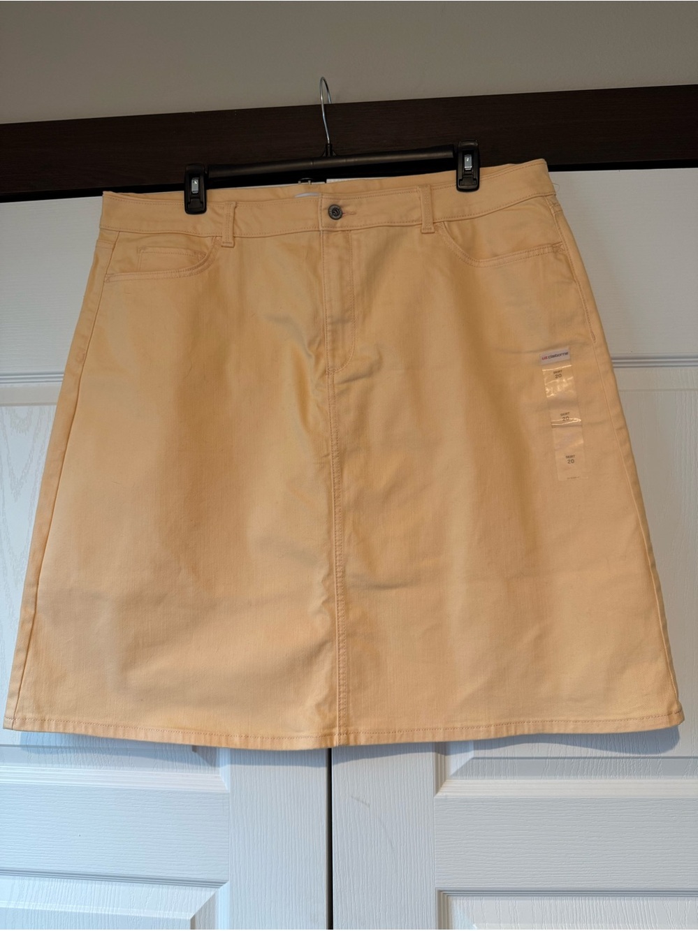 Liz Claiborne Women’s Butter Yellow Mini Skirt NWT Size 20